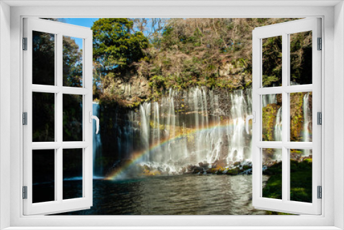 Fototapeta Naklejka Na Ścianę Okno 3D - 糸のような水の流れのある滝と美しい虹