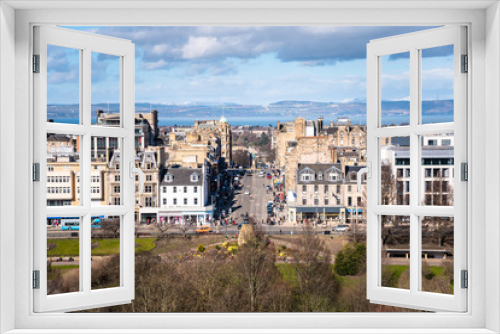 Fototapeta Naklejka Na Ścianę Okno 3D - Edinburgh city centre on a sunny winter day. The firth of Forth is visible in background