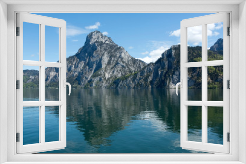 Fototapeta Naklejka Na Ścianę Okno 3D - Traunstein Mountain reflection in Lake Traunsee, Austria