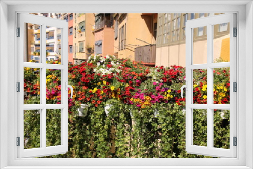 Fototapeta Naklejka Na Ścianę Okno 3D - The colorful flowers are in front of the apartments.