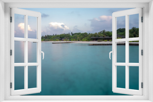 Fototapeta Naklejka Na Ścianę Okno 3D - long time exposure of the maledivian beach with palmes and villas
