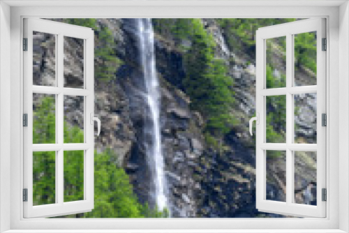 Fototapeta Naklejka Na Ścianę Okno 3D - Bella cascatella formata dal piccolo torrente che scende dalla montagna