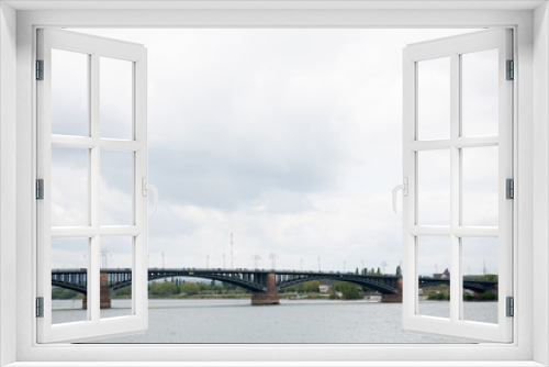 Fototapeta Naklejka Na Ścianę Okno 3D - blick auf die brücke über den rhein in Mainz Deutschland fotografiert während eines Stadtbummels an einem sonnigen Tag