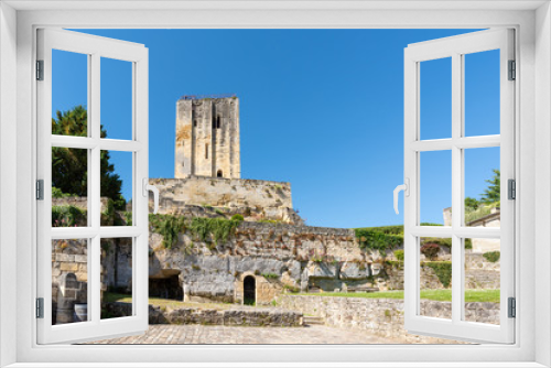 Fototapeta Naklejka Na Ścianę Okno 3D - SAINT-EMILION (Gironde, France), vestiges du château médiéval