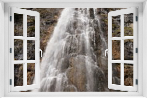 Fototapeta Naklejka Na Ścianę Okno 3D - Wasserfall strömt ins Tal