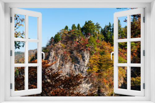 Fototapeta Naklejka Na Ścianę Okno 3D - 快晴の大台ケ原で撮影した紅葉している崖