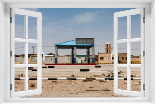 Fototapeta Naklejka Na Ścianę Okno 3D - One of many abandoned petrol stations with the accessory businesses along the Makkah Al Mukarramah Road, Saudi Arabia
