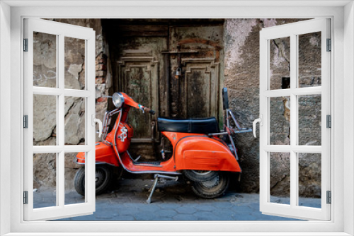 Fototapeta Naklejka Na Ścianę Okno 3D - Rusty old motorcycle in front of a locked door in the streets of Cairo