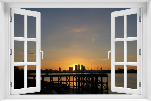 Fototapeta Naklejka Na Ścianę Okno 3D - A photo of a beautiful sunset over Canary Wharf.