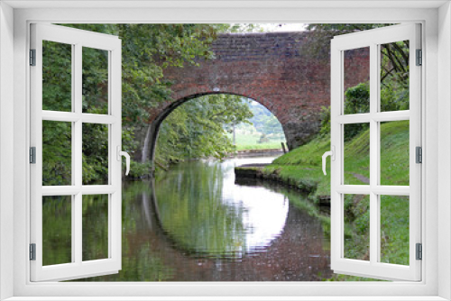 Fototapeta Naklejka Na Ścianę Okno 3D - An arched bridge on the Grand Union Canal at Lapworth in Warwickshire, England