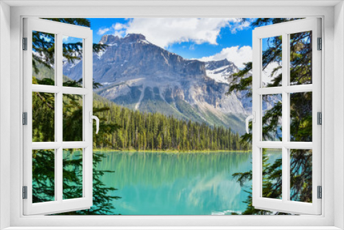 Fototapeta Naklejka Na Ścianę Okno 3D - Beautiful Emerald lake in Yoho National Park Banff Canada