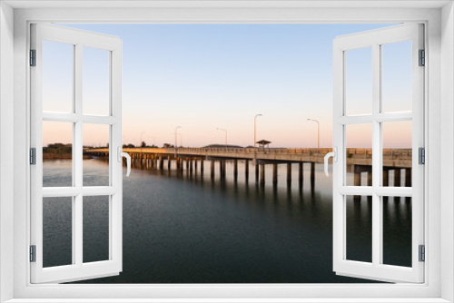 Fototapeta Naklejka Na Ścianę Okno 3D - Brücke für den Insel-Transfer bei Sonnenaufgang
