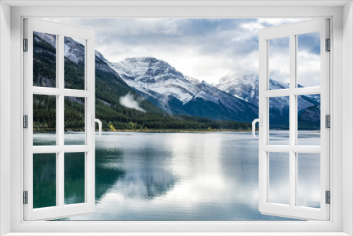 Fototapeta Naklejka Na Ścianę Okno 3D - A beautiful day at Spray Lake, Canada