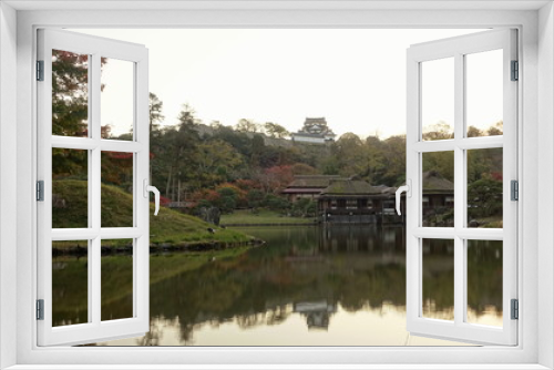 Fototapeta Naklejka Na Ścianę Okno 3D - 滋賀県彦根市にある玄宮園と彦根城の秋の夕暮れ時の様子です
