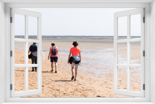 Fototapeta Naklejka Na Ścianę Okno 3D - Happy mature women enjoying a day at the beach in web template panoramic header banner