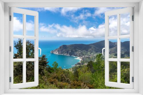 Fototapeta Naklejka Na Ścianę Okno 3D - Blick auf Monterosso al Mare mit weißen Wolken