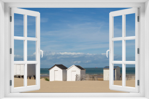 Fototapeta Naklejka Na Ścianę Okno 3D - Jolies cabanes de plage en planches blanches , horizon bleu vert sous un ciel bleu. Blériot-Plage