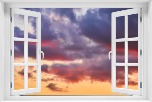 Fototapeta Naklejka Na Ścianę Okno 3D - Ciel nuageux aux tons rosé, pourpre, orangé