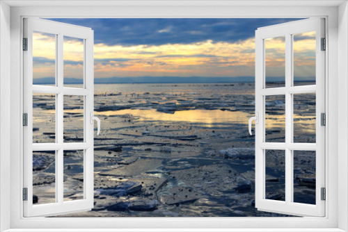 Fototapeta Naklejka Na Ścianę Okno 3D - Ice floes in a dramatic sunset color on the lake at winter