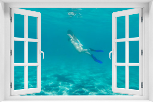 Fototapeta Naklejka Na Ścianę Okno 3D - Woman diving in clear turquoise water