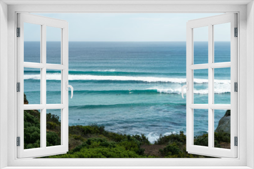 Fototapeta Naklejka Na Ścianę Okno 3D - Surfer an der Küste vor der Great Ocean Road reiten Wellen