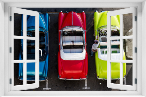 Fototapeta Naklejka Na Ścianę Okno 3D - Vintage cars in Havana