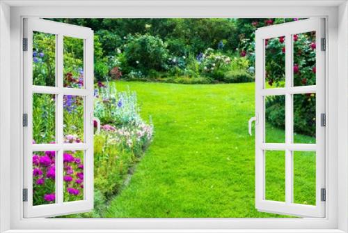 Fototapeta Naklejka Na Ścianę Okno 3D - Schöner Blumengarten mit Rasenfläche