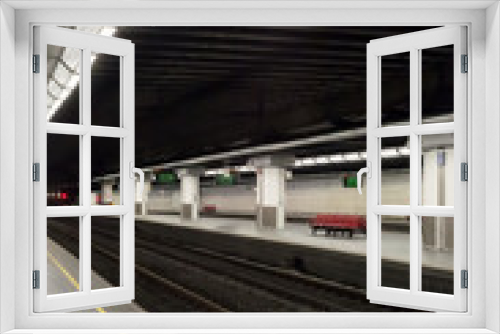 Fototapeta Naklejka Na Ścianę Okno 3D - Quai d'une gare deserte