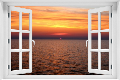 Fototapeta Naklejka Na Ścianę Okno 3D - evocative image of sunrise over the sea with the sun rising over the horizon