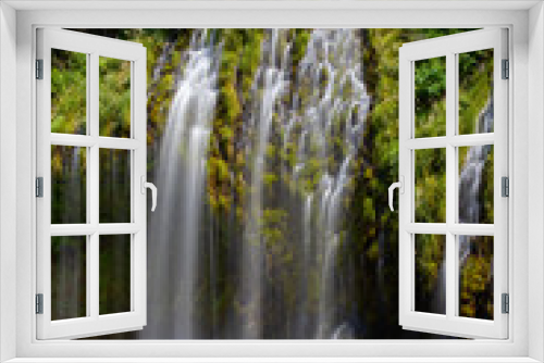 Fototapeta Naklejka Na Ścianę Okno 3D - Mossbrae Falls