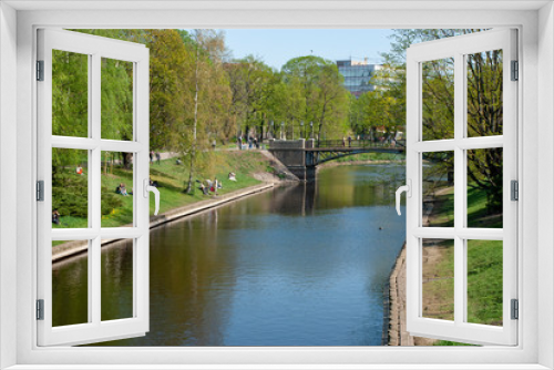 Fototapeta Naklejka Na Ścianę Okno 3D - Idyllischer Kanal im Stadtpark von Riga, Lettland