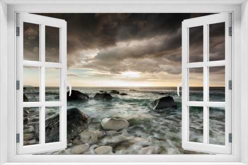 Fototapeta Naklejka Na Ścianę Okno 3D - Stormy Rocky Beach 