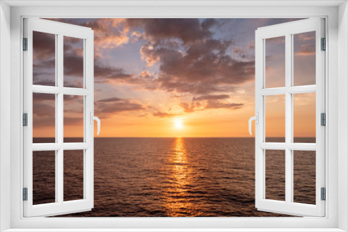 Fototapeta Naklejka Na Ścianę Okno 3D - Water horizon with sun setting