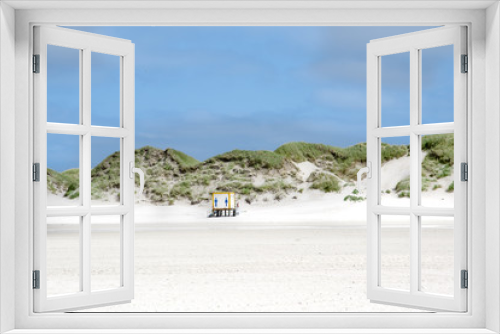 Fototapeta Naklejka Na Ścianę Okno 3D - Toilettenhäuschen am weißen Strand mit Dünen auf einer Insel
