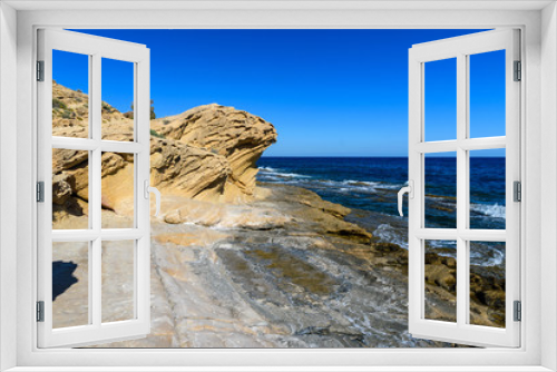 Fototapeta Naklejka Na Ścianę Okno 3D - fale na skalistym wybrzeżu w Cap de l'Horta, Hiszpania