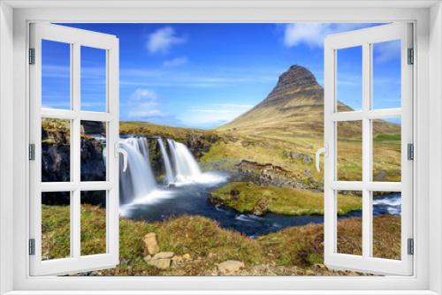Fototapeta Naklejka Na Ścianę Okno 3D - Waterfalls in front of Kirkjufell scenic mountain (ICELAND)