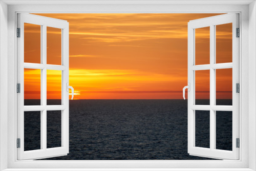 Fototapeta Naklejka Na Ścianę Okno 3D - sunset above ocean while cruising through sea