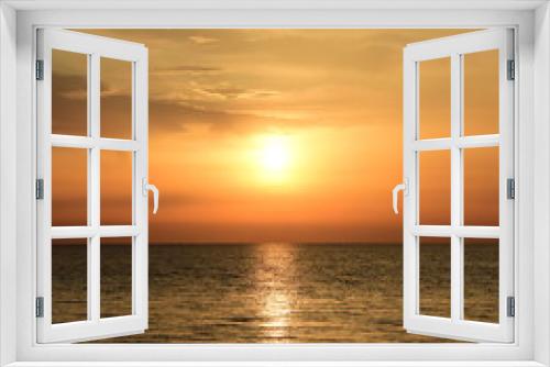 Fototapeta Naklejka Na Ścianę Okno 3D - Sonnenaufgang am Meer - faszinierendes Wolkenspiel