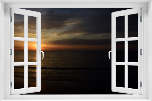Fototapeta Naklejka Na Ścianę Okno 3D - Sonnenaufgang nach einer Regennacht am Meer - Wolkenstimmung am frühen Morgen