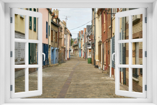 Fototapeta Naklejka Na Ścianę Okno 3D - Bunte Häuser neben Gasse in Altstadt von Amiens