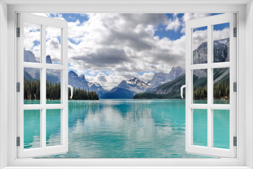 Fototapeta Naklejka Na Ścianę Okno 3D - Beautiful view of Mmaligne Lake in Jasper National Park