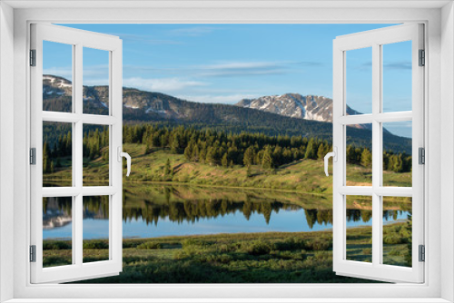 Fototapeta Naklejka Na Ścianę Okno 3D - Colorado landscape of a lake with tree relections and mountains