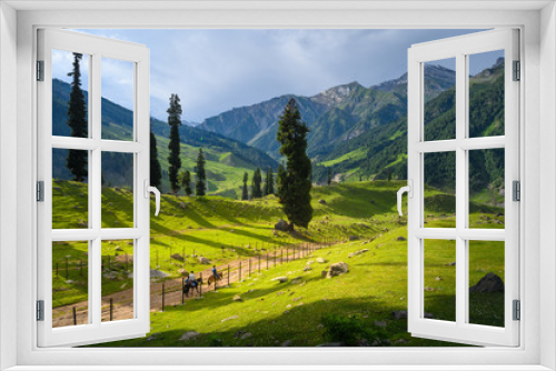 Fototapeta Naklejka Na Ścianę Okno 3D - Beautiful landscape view of Sonamarg in Thajiwas park in Jammu and Kashmir, India