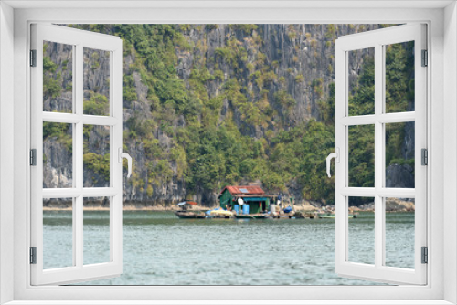 Fototapeta Naklejka Na Ścianę Okno 3D - Vue rapprochée sur la Baie d'Ha Long et de Lan Ha avec des maisons formant des villages flottant