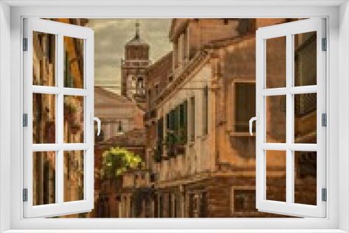 Fototapeta Naklejka Na Ścianę Okno 3D - Gasse mit alten Häusern im Sommer in Venedig, Italien