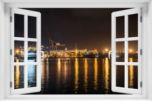 Fototapeta Naklejka Na Ścianę Okno 3D - Veracruz, puerto de barcos de México vista nocturna con luces de colores, barcos y edificios importantes, casas antiguas y cargueros con productos importados