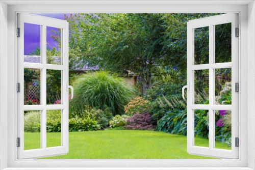 Fototapeta Naklejka Na Ścianę Okno 3D - Zielony trawnik w pięknym ogrodzie