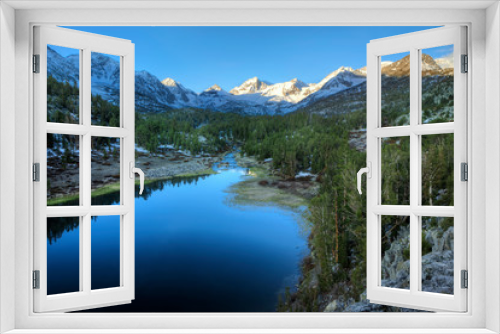Fototapeta Naklejka Na Ścianę Okno 3D - USA, California, Sierra Nevada Range. Mack Lake at sunrise. 