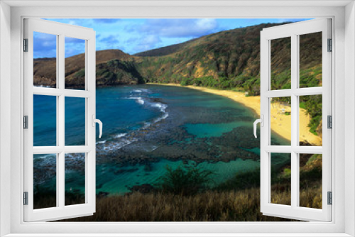 Fototapeta Naklejka Na Ścianę Okno 3D - Beautiful turquoise Hanauma Bay shimmers near Honolulu on Oahu in Hawaii.