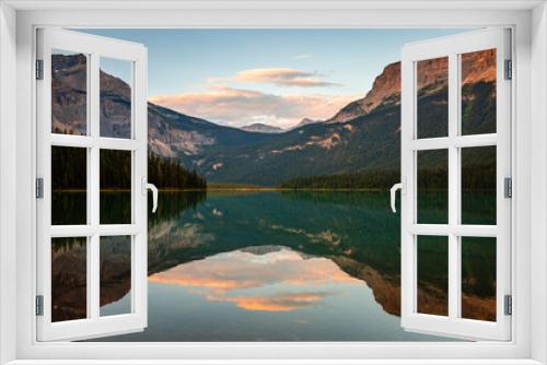 Fototapeta Naklejka Na Ścianę Okno 3D -  Golden hour at Emerald Lake